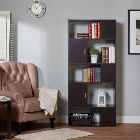 Wielopoziomowy regał na książki.